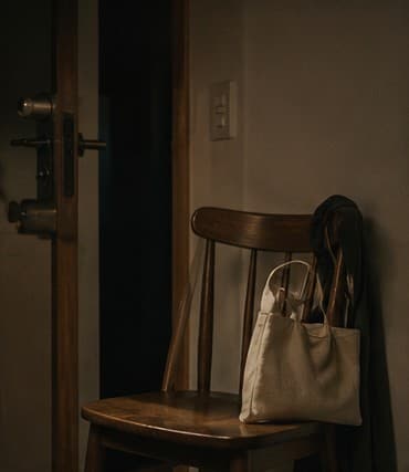 저녁, 현관에 놓인 가방